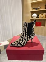Valentino 华伦天奴～独特的 V标织物印花图案 配浅金色金属 V扣 时装女靴：原版工艺制作，上脚舒适百搭显大长腿！绝对上档次！ 面料：高级织物印花布进口