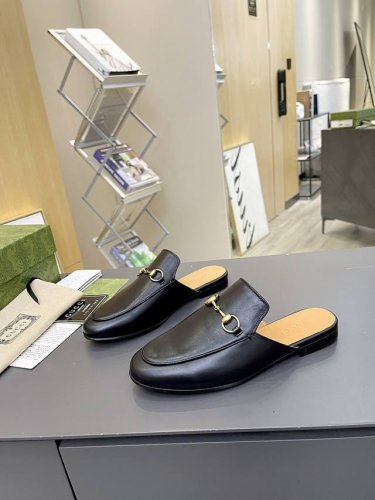 出厂价 皮底 Gucci 古奇 光面半拖 ，鞋面材质 皮面，内里垫脚全羊皮，3色入选，系列拖鞋已成为gucci系列的主打单品，别出心裁而充满摩登气息，配饰是对马