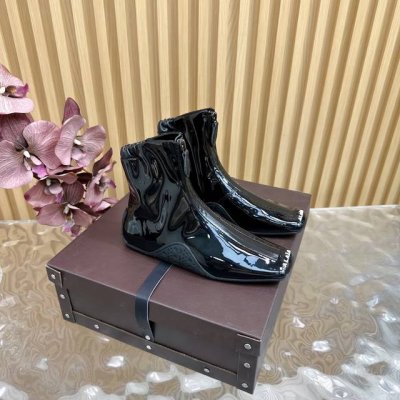 Alaia 网面系列新品以芭蕾的灵动意韵融于日常，以现代笔触刻画舞鞋经典轮廓！黑色钻饰皮质款芭蕾舞鞋，从经典日式鞋履汲取灵感，Bling水钻点缀于鞋面，简而不繁