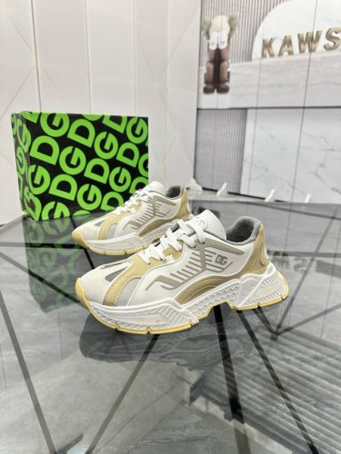 售 价: ￥ 商品商标：DG 杜嘉班纳 低帮休闲鞋正码码数: 35-44 可订做45.46 情侣款商品材料：鞋面进口牛皮拼接原版材料，透气内里，原版大底。编 号