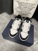 出厂 迪奥dior2024款 B57 爆款 休闲鞋中帮 最高版本 情侣款 原版爆拆一比一完美复刻 工艺做工细节到位 原版定制材料 超赞 最新元素组合 时尚休闲个