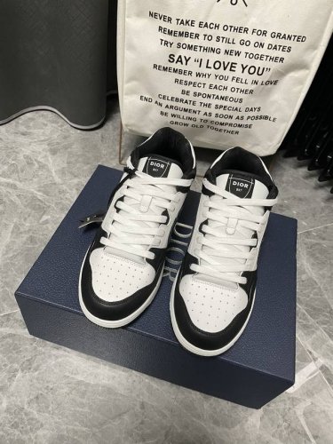 出厂 迪奥dior2024款 B57 爆款 休闲鞋中帮 最高版本 情侣款 原版爆拆一比一完美复刻 工艺做工细节到位 原版定制材料 超赞 最新元素组合 时尚休闲个