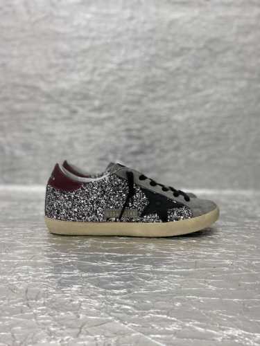 Golden Goose 顶级版小脏鞋购买专柜最新原版拆解，1:1复刻打造老工匠纯手工制作，独特磨破做旧风格，就连鞋底也是不羁的脏，明星红人博主私搭最爱 面料采