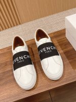 经典款#偏大 男+10 GIVENCHY 纪梵希经典小白鞋 说之为小鞋白中的始祖不为过。 小白鞋中的绝对款式都已淘经汰，但GVC凭借不过时的介简经典设计。赢得广