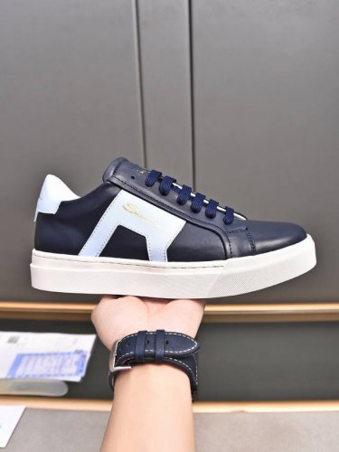 Santoni 圣东尼 意大利男士手工小牛皮休闲鞋出货！这个意大利纯手工鞋履品牌的每一双鞋设计简洁经典，上脚非常舒适百搭！ 用“新贵”来形容意大利鞋履品牌san