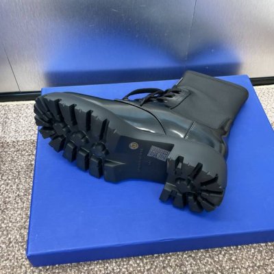 工厂价 Stuart Weitzman 2024秋冬新款 Everitt弹力女靴 Sw厚底圆头系带粗跟骑士机车女短靴 材质细节 面料采用进口小牛皮 弹力羊皮+水
