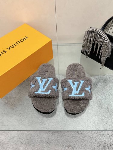 工厂直 Louis Vuitton 2024新款羊毛拖鞋细柔软羊毛 頂级品质纯皮毛一体直毛打造！超温暖的感觉，穿上仿佛踩在云朵上lv经典老花装饰，精致高级！让这