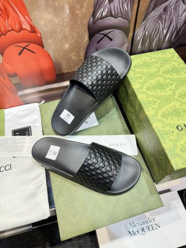 家高端男士夏季拖鞋，鞋面材质头层牛皮压印品牌logo，私模大底，细节完美，尽显大牌风范，休闲宽松舒适型，高品质精品，夏季必入哦！Size：男38-47 女35－