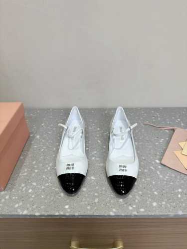Miu Miu 缪缪 25ss春夏 粗跟 玛丽珍 单鞋上脚果然更惊艳~个性设计非常百搭，而且高度也太适合我了，穿着不累脚 绝对入手不亏的一双！面料：原版进口牛皮