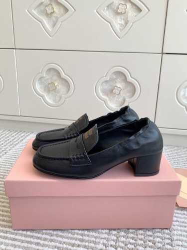 Miu Miu缪新品方头粗跟乐福鞋 单鞋奶奶鞋顶级品质这款nappa皮革乐福鞋彰显优雅复古气质，造就轻盈百搭造型 金色压花徽标细节点亮鞋履整体设计，适合搭配休