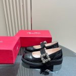 厂价 Roger Vivier RV经典雕花水钻扣玛丽珍鞋精致到骨子里的玛丽珍不显成熟而是带有那种清纯感上脚舒适 且超好看哦！面料采用原版定制羊京内里垫脚均为混