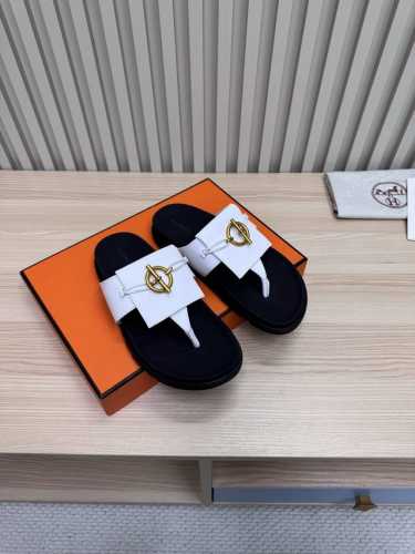 Hermes 爱马仕火到不行的情侣款二舅拖 最新五金扣凉鞋拖鞋,搭配各种彩色袜子，潮爆了！ 鞋面：进口牛皮 羊京皮 布面 掌纹皮内里：进口牛皮 羊皮大底：Tpu