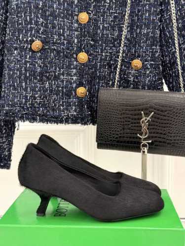 厂价 Bottega Venet*｜bv葆蝶家25WF新品猫跟单鞋设计舒适时尚 让你爱不释手既显气质又显高贵。鞋面采用原版定制材质内里垫脚均为混种羊皮意大利进口