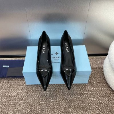 Prada 2024春夏新款尖头高跟女鞋 普拉达标志性字母logo三角扣时尚百搭女单鞋 材质:鞋面进口压纹小牛皮+水染羊皮内里+意大利真皮大底 跟高：7.5Cm