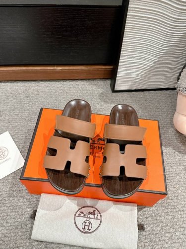 顶级品质Herme Ss25 New Arrival～H家2025春夏走秀款二舅拖鞋新品时尚就是个轮回～木屐打钉设计复古时髦～光脚或者搭配个彩色袜子穿都时髦的不