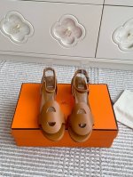 批430 hermes爱马仕Julie系列猪鼻子凉鞋 顶级品质 小牛皮凉鞋，搭配袢带。 镂空细节灵感源自经典“Chaine D'ancre”图案，适合夏日造型，