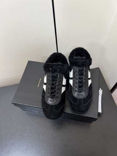 男款40Dries Van Noten Dvn 马拉松复古德训鞋dries Van Noten 2024春夏系列 设计师通过改造扭曲和颠覆经典元素 打造出实用而