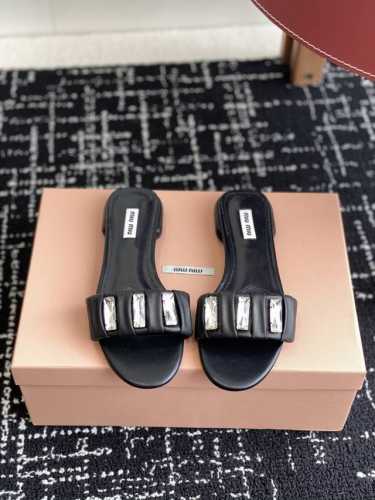 代购级 Miu'miu 25Ss 春夏 方形钻扣拖鞋 金色 小羊皮 对版平底设计 系列 Miu'miu 经典舒适 制作 原版一致 意大利真皮大底 高版本 原版一