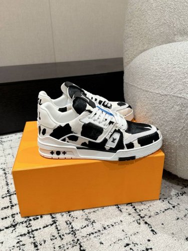 顶级版本 情侣款LV 路易威登L家 Trainer 24 新款 奶牛风 休闲 运动鞋 滑板鞋 LV Trainer 运动鞋的灵感源自复古篮球鞋，代表 Virgi