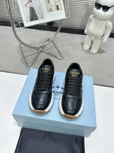 PRADA 普拉达新品，实力来袭！众多网红同款，时髦百搭nice单品，意大利专柜代购原版鞋开发，1比1照足原味复刻。今年的主题就是不被定义 通过简单简洁体现质感