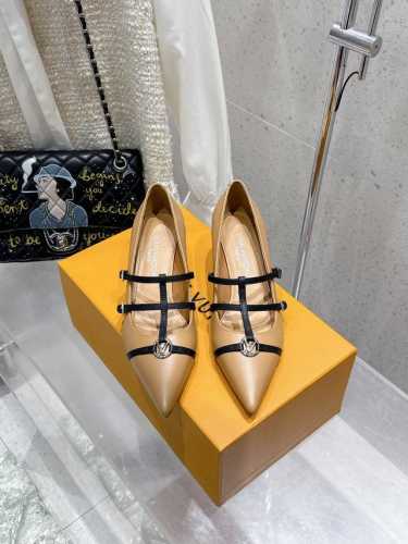 顶级版本 Louis Vuitton LV 路易威登 2025春夏尖头高跟鞋凉鞋鹰嘴小尖头搭配镂空老花皮条小方扣可调节松紧，Lv五金 “logo”饰以点缀，细节