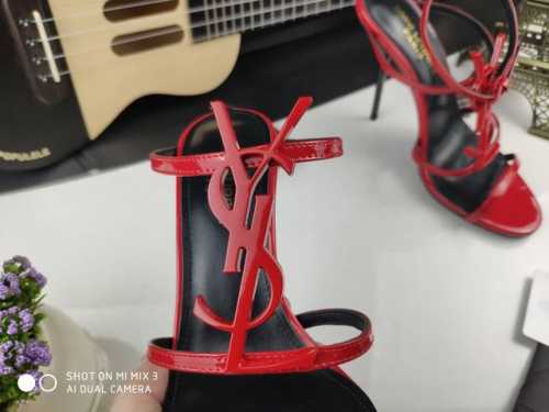 真皮底 Saint Laurent 圣罗兰、一字带凉鞋早春专柜同步最新款、YSL、Logo字母扣装饰经典上乘美艳力作 专柜最火春夏系列 兼备气质 时尚 经典耐看