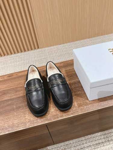迪奥穆勒鞋包头鞋 这款融入 Dior 非凡的精湛工艺，重新诠释经典乐福鞋设计。采用绒面羊皮革等材质精心制作，饰以白色皮毛一体里料提升格调，正面皮革标签饰以金色调