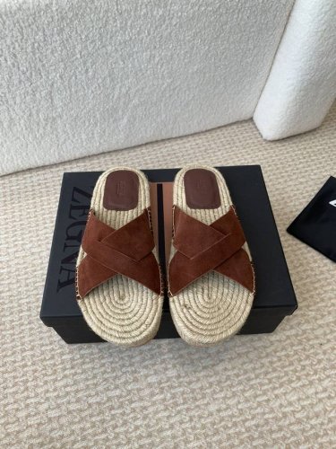 杰尼亚zegna 24Ss 春夏休闲系列 男款交叉凉拖 标志性三重交叉弹性细节彰显出传统皮鞋的手工缝迹，轻盈和懒人套式设计，完美契合快节奏的生活方式。 非常轻盈