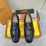 Tod*S 新品 托德-斯 皮革五金扣乐福鞋 官方售价 Rmb ,300 本款乐福鞋以柔软反牛皮革制成，呈现微做旧质感，精致横条饰以同材质小五金扣 外露手工缝线