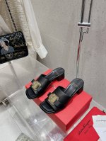 菲拉格慕专柜早春系列新品拖鞋方头蝴蝶结设计，鞋型线条流畅 版型超赞 上脚舒适.增高.显瘦.拉长腿部线条 进口小牛皮配高定五金扣 小羊皮内里 意大利高密度真皮大底