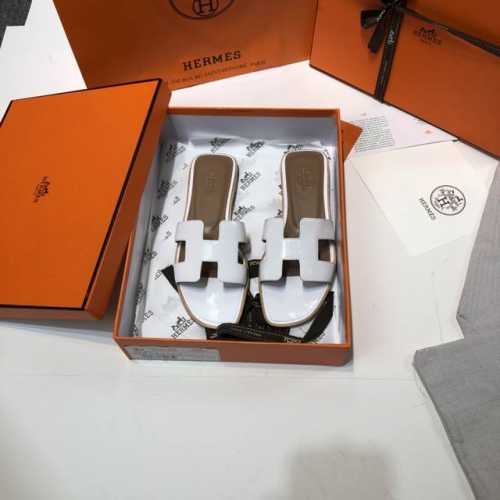 顶级品质 上新hermes 2024爱马仕漆皮系列。 超级有档次的一款贵妇拖鞋，绝对人手一对。 100%购入正品1：1定制，楦型、原模具、皮料，都专为这款而定制