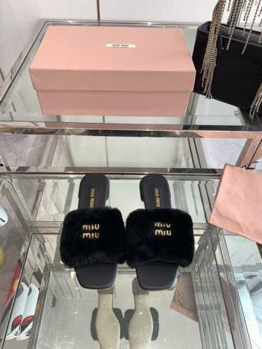 Miu Miu 缪缪 24Ss秋冬新款平底羊毛毛拖鞋 Zp开发miumiu真的太少女啦！进口澳洲羊毛超级软糯 舒适度超高！ 鞋面：进口羊毛 羊皮里 鞋底：意大利