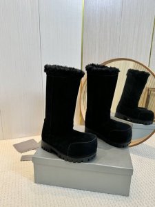 男款+20 情侣款 Balenciaga 巴黎世家 大头靴雪地靴 时尚不分季节，泰国明星fourth在30几度的天气穿着巴黎世家2024 洛杉矶走秀款bombe