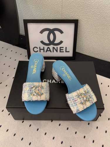 Chanel新款早春拖鞋 高版本出货 各大社交平台热门晒图 质感上脚是非常柔软舒服的 原版进口毛尼布鞋面 混种羊皮垫脚 意大利真皮大底 Size：35-39 4