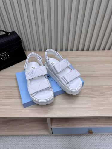 Prada 普拉达 25ss p家 25春夏厚底水台托鞋 双皮带扣复古风格 进口羊皮面料 羊皮内里 发泡大底 超轻 Zp五金扣Logo点缀 完美演绎高级简约风格