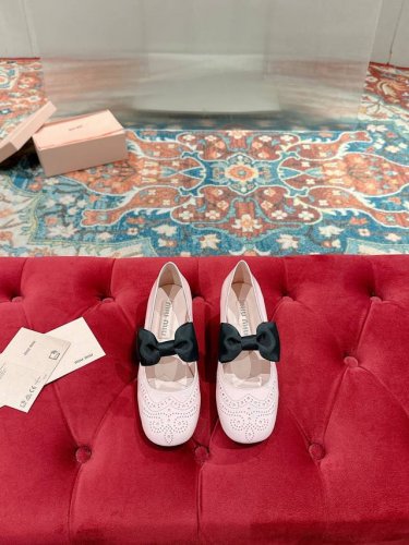 Miu Miu 缪缪 25 早春新品 专柜主打最新走秀款 复古玛丽珍粗跟单鞋缪家高货 顶级工艺打造精品质感 无敌舒适 绝对是一见钟情款！时尚百搭，人手必备！鞋面