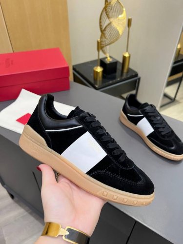 华伦天奴 Valentino 情侣款2024Ss新款 Upvillage系列情侣款铆钉拼色小白鞋德训鞋滑板鞋休闲运动鞋 顶级版本原版购入开发做货 本款vt华伦天