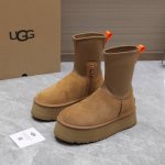 Ugg经典系列全新升级厚底雪地靴 Check 你的随性复古棕色系look，点亮街头拿捏 潮酷不费力~厚底铅笔靴 大橘底一秒蹬厚底tazz秋冬装备齐活，玩不一样的