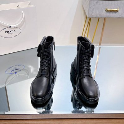 高版本 普拉达 Prada 2024新款！爆款 口袋靴钱包短靴。包包马丁靴。 Prad T走台秀网红同款＂梦造不夜城＂，Prad 能在要重场合上得用了上，清小新