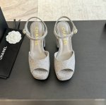 CHANE* ｜小香24p春夏新品超高跟厚底凉鞋懒人凉鞋懒人必备穿了会上瘾的凉鞋巨软巨舒服 让你摆脱一切的束缚感呆萌的面包鞋型 对脚宽的宝宝很友好大底有一定的厚