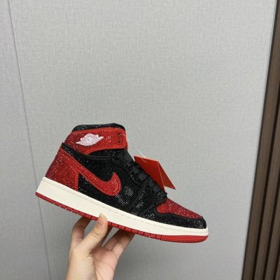 出厂:情侣 独家顶级版本 Air Jordan耐克联名25vs春夏最新王炸爆款系列 情侣烫钻拼色休闲鞋 唯独一款牛皮拼色的高帮鞋，耐克乔一情侣毛鞋让鞋迷大开眼界