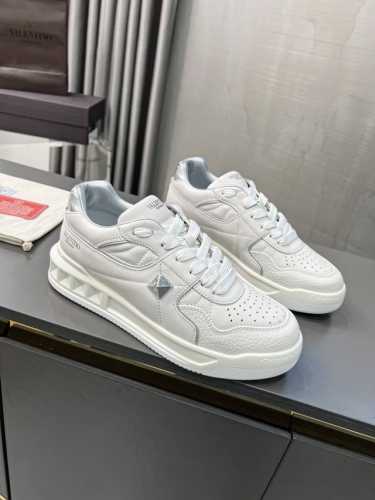 冲量价: Valentino专柜同步新款 专柜最新情侣款，休闲运动鞋 ， 1:1原版开发，全采用原版一致材质的材料，油边工艺。 独家采用专柜一致米色大底， 市面