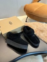 塔次特 秋冬街边感 随手拍 一双雪地靴 一秒秋冬氛围感来了 超模们的选择 极简每天都要温暖又时髦 隆丰a级羊皮毛一体材质 Size: 35-40 颜色：栗色 全