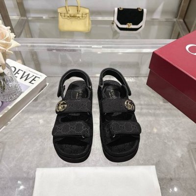 8838-1 黑 35-42 Gucci现代设计美学探索独特匠心之路，巧妙融合品牌经典元素与备受喜爱的品牌标识。这款凉鞋缀饰备受喜爱的双G造型配件，为整个设计注