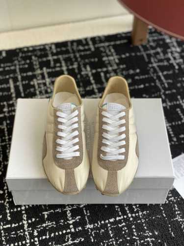 代购级 Maison Margiela 25Ss春夏新款 Mm6马吉拉 情侣款薄底运动鞋 新款Sprinters运动鞋轮廓采用做旧感尼龙与复古处理麂皮制成 灵感