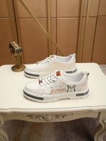实价 古奇男士最新系列休闲便鞋！官网1：1打造。鞋面采用进口优质牛皮，内里采用优质羊皮内里柔软舒适。挑剔的选料精致的做工给您最好的享受。码数：38-44码。