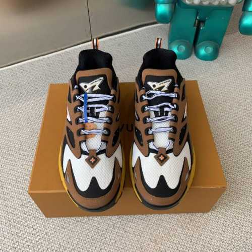 代购级 Lv Runner Tatic运动鞋混合网格织物和牛皮革制成的麂皮，延续跑鞋的设计精髓，瞩目亮相路易威 春夏秀场。L ”V 字母和 Monogram 花