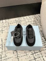 代购级Prada 普拉达 25 早春 走秀 休闲 阿甘 德训鞋 出镜率很高的就是这款德训鞋 外形是像芭蕾舞鞋一样的跑鞋，柔软的皮质加上Prada 专属尼龙材质上