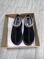 Ugg 2553厚底松糕民族风格我们家纯原货、此款构思于中国民族传统服饰文化绚丽多彩，工艺精湛，款式别致，风格独特，充分的展现着本民族的风采，成为时下国际最流行