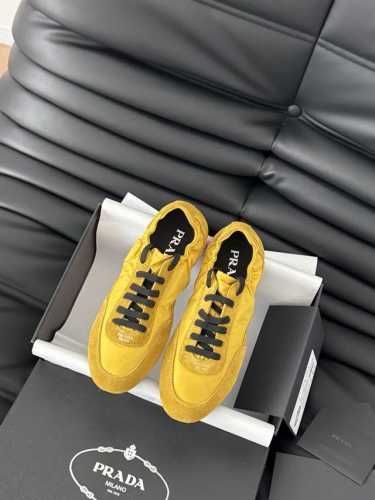 Prada 2025超火的软糯德训鞋 宝子们，2025新款德训鞋杀疯。平底设计，走路不累，逛街运动都适配。超百搭，轻松拿捏时尚感。别等，快冲！Size：35-4